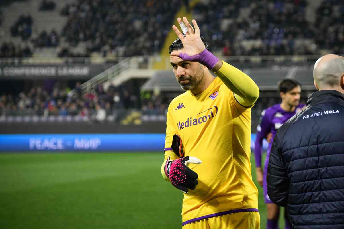 Salvatore Sirigu è andato ko in amichevole: infortunio alla caviglia per il portiere della Fiorentina