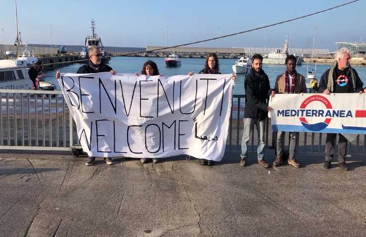 Striscioni di benvenuto per i migranti