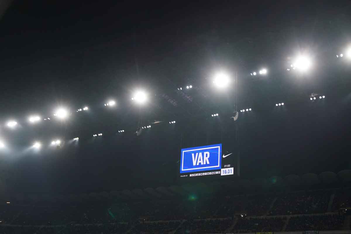 Scritta VAR nel display