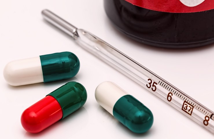 Medicinali e termometro