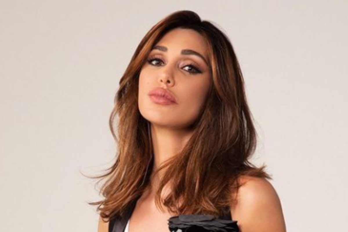 belen rodriguez la foto in topless scatena