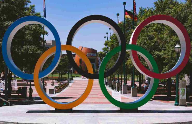 Statua raffigurante il logo delle Olimpiadi