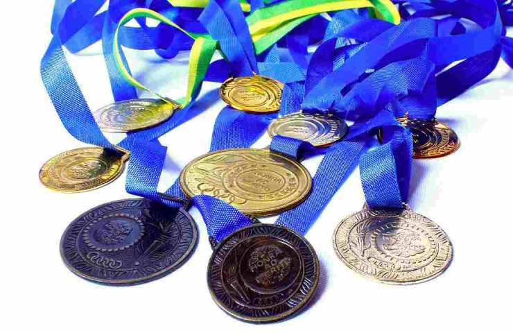 Numerose medaglie usate per premiare i vincitori di una gara sportiva