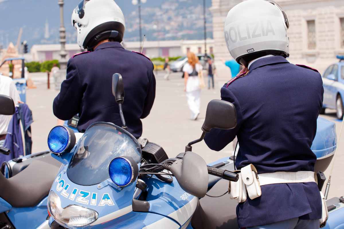 finge di essere poliziotto per rubare soldi