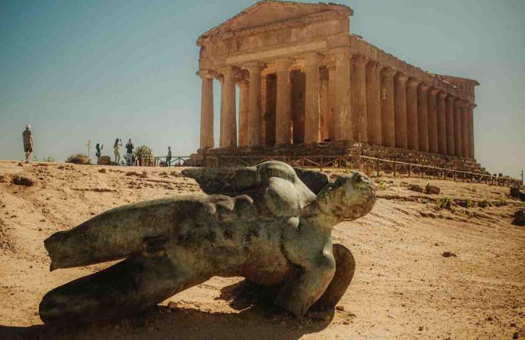 Tempio e statua nella Valle dei Templi ad Agrigento