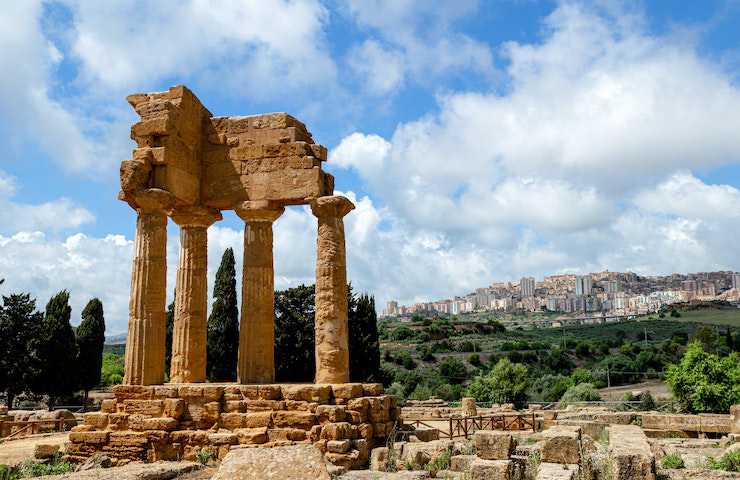 Vista su una rovina nella Valle dei Templi di Argrigento