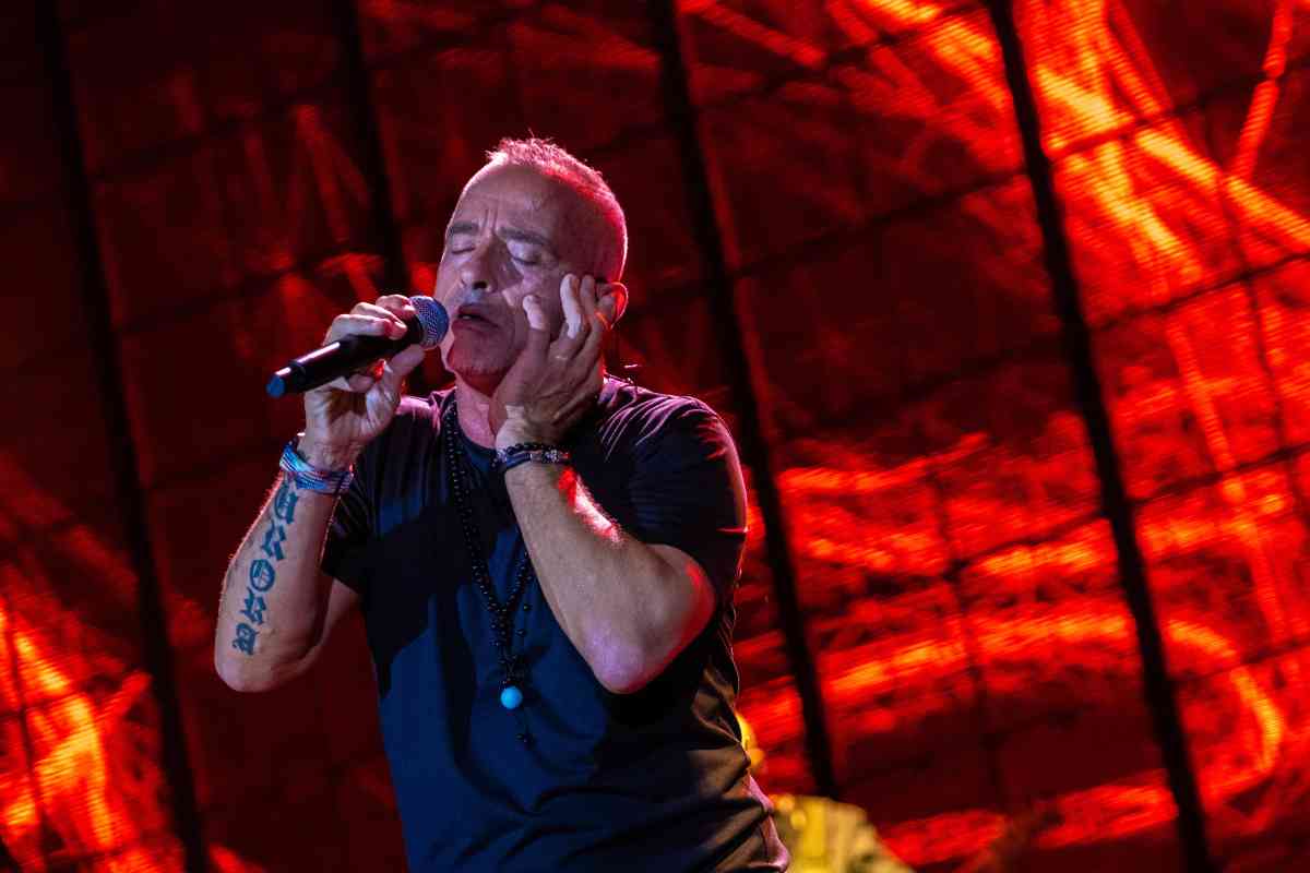 Eros Ramazzotti canta