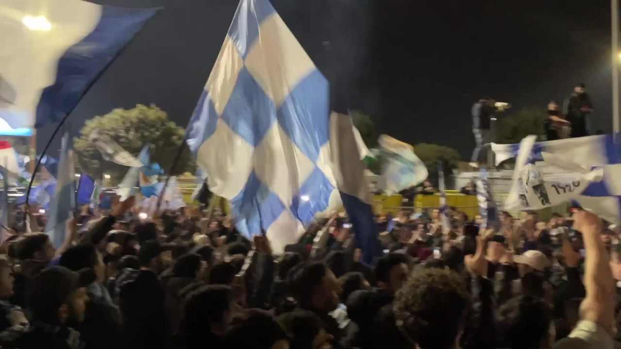 Festa scudetto Napoli tifosi impazziti attendono pullman degli azzurri