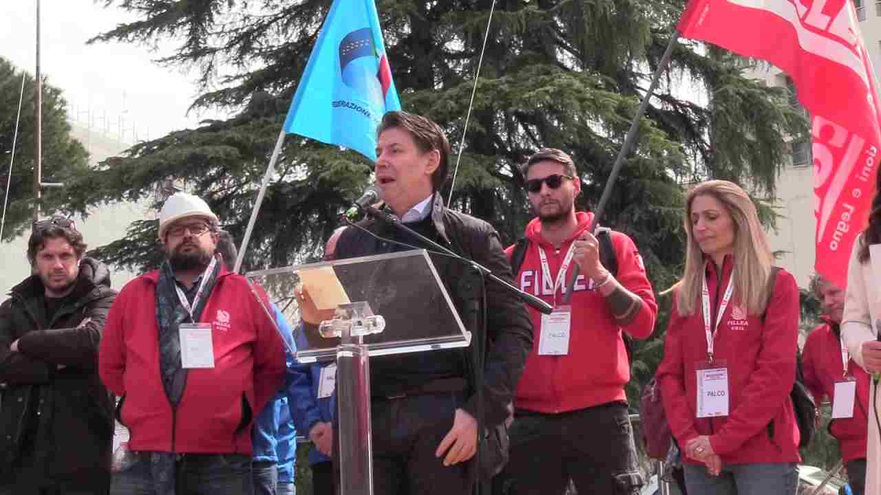 Giuseppe Conte alla protesta degli edili a Roma