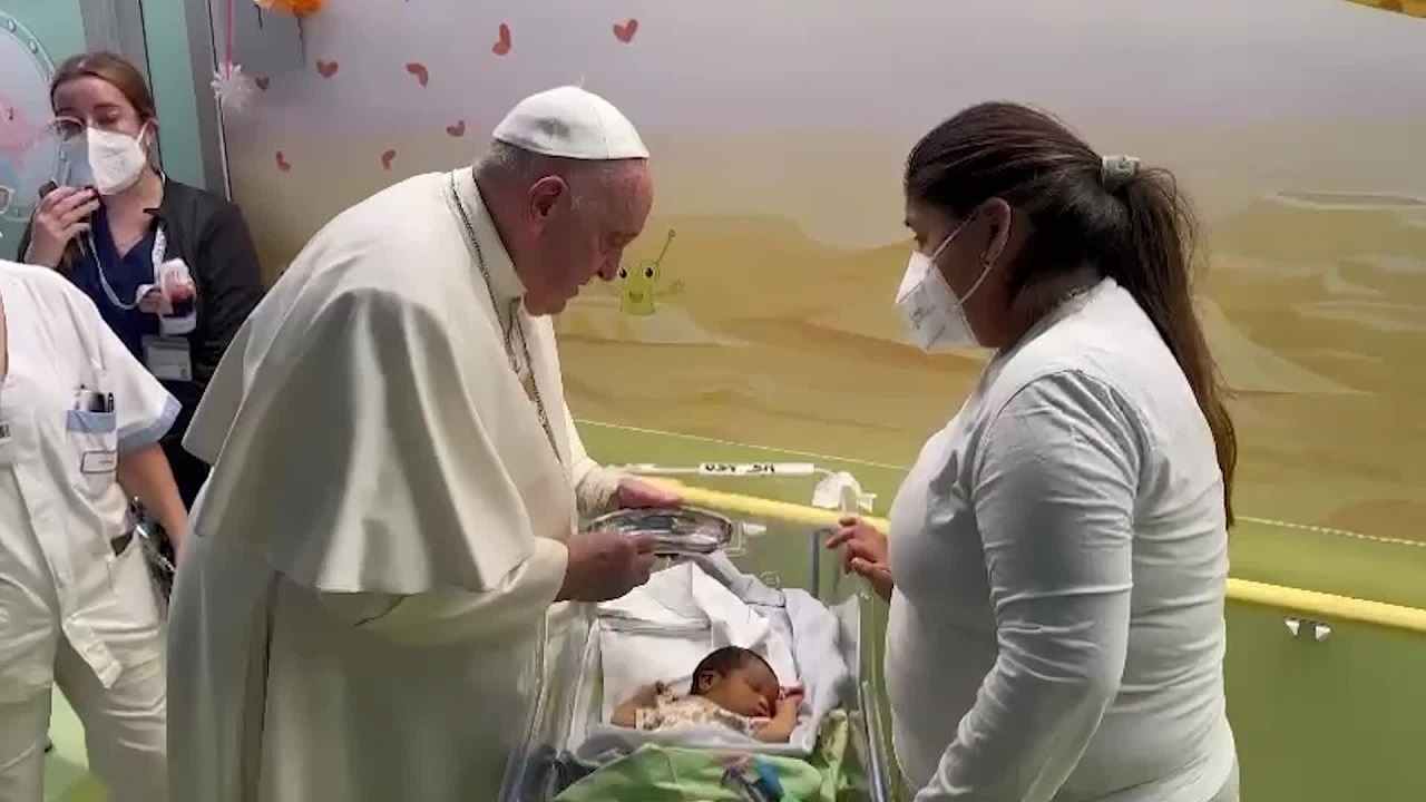 Il Papa battezza un bambino al Gemelli