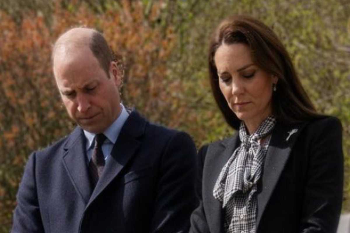 Kate commossa al fianco di William