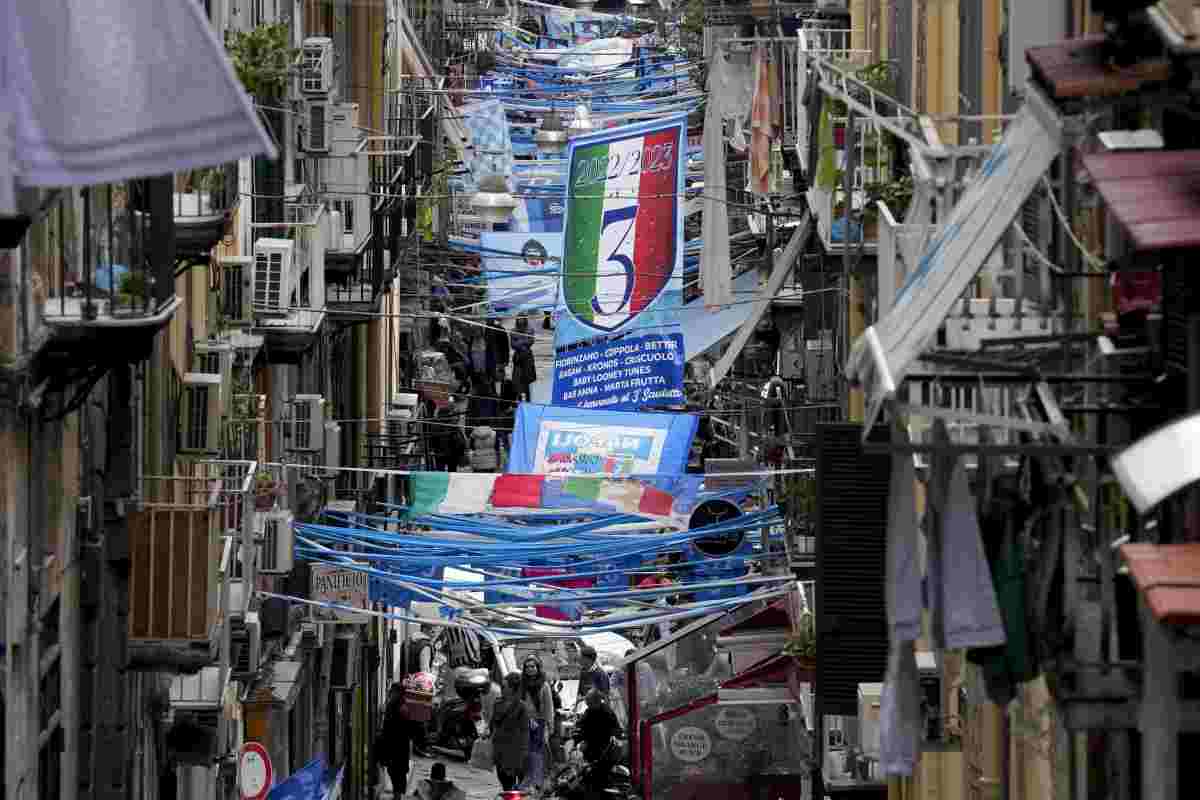 Napoli continua a vestirsi a festa ma questa volta lo fa anche inscenando il lutto