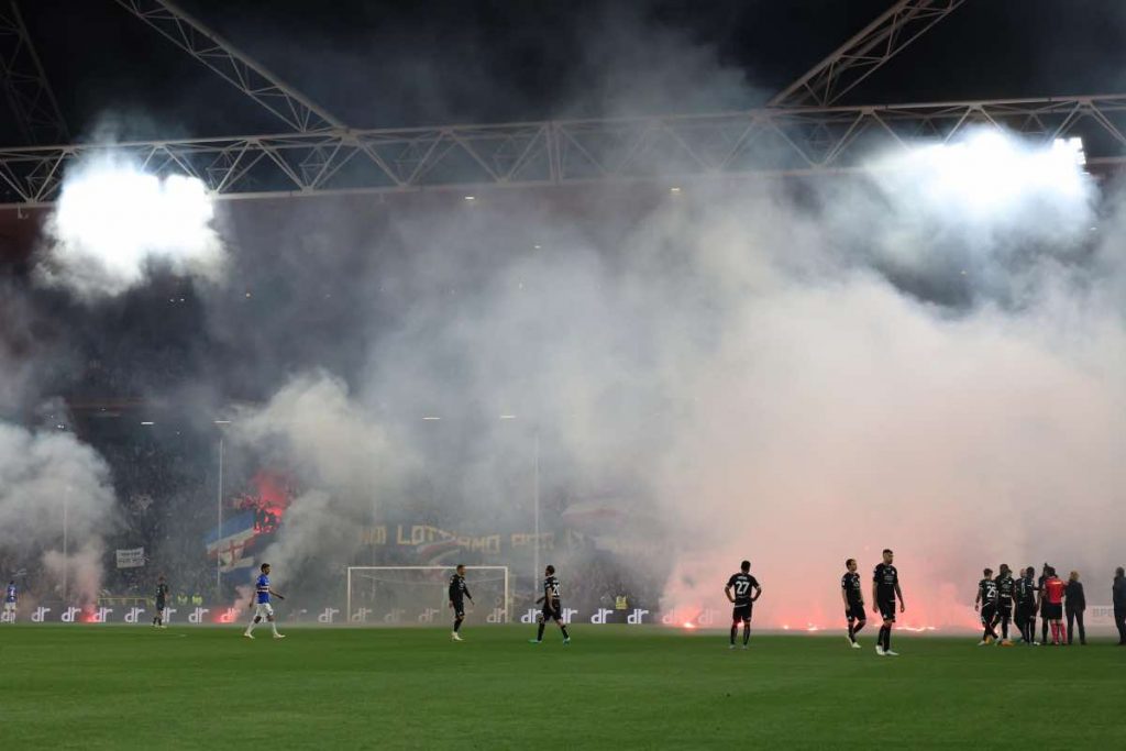 Fumogeni protesta Sampdoria Spezia tifosi