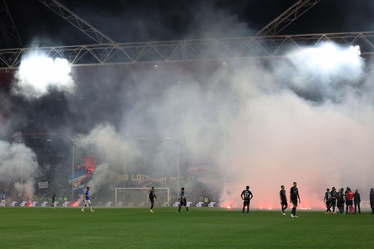 Fumogeni protesta Sampdoria Spezia tifosi