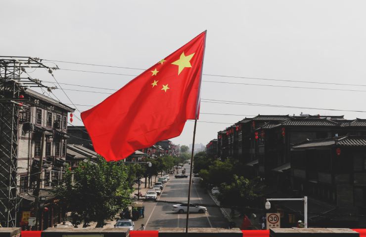 Bandiera cinese in cima a un tetto