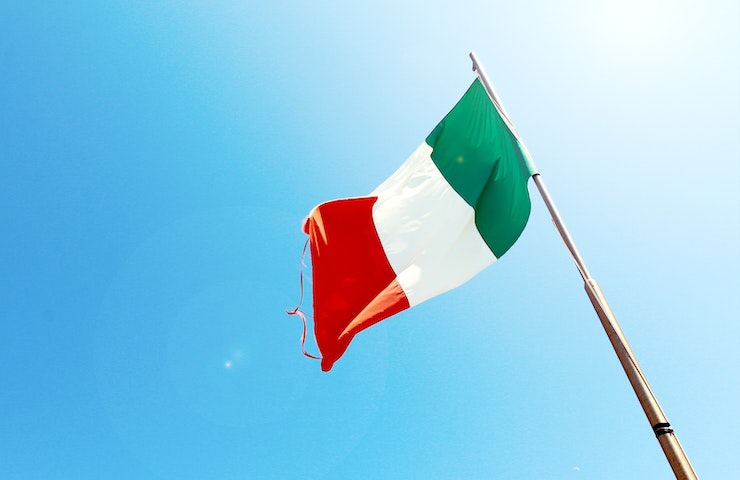 Bandiera dell'Italia che sventola nel cielo