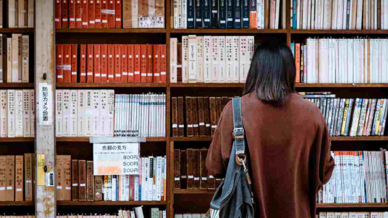 Una ragazza in biblioteca