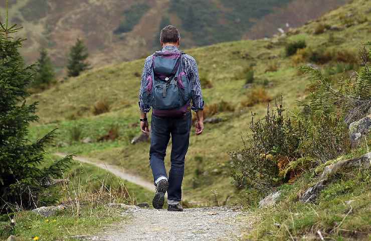 Ragazzo cammina in montagna