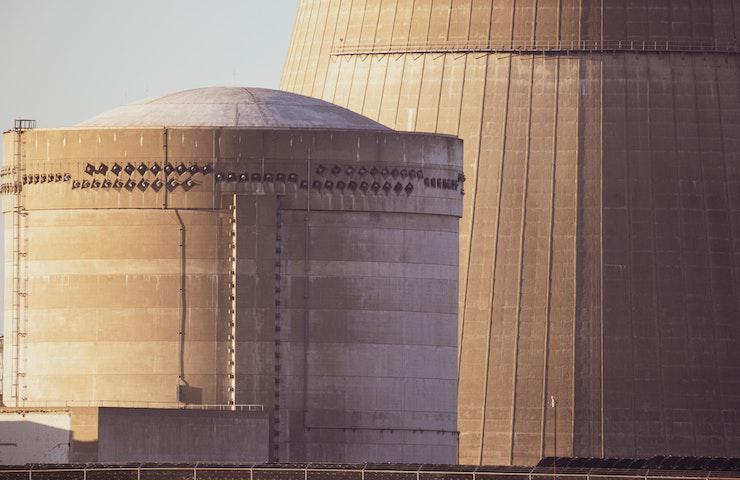 Dettaglio di due edifici di una centrale nucleare