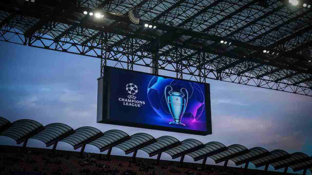 Maxi schermo di San Siro riportante il logo e la coppa della Champions League