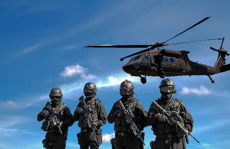 Militari ed elicottero militare