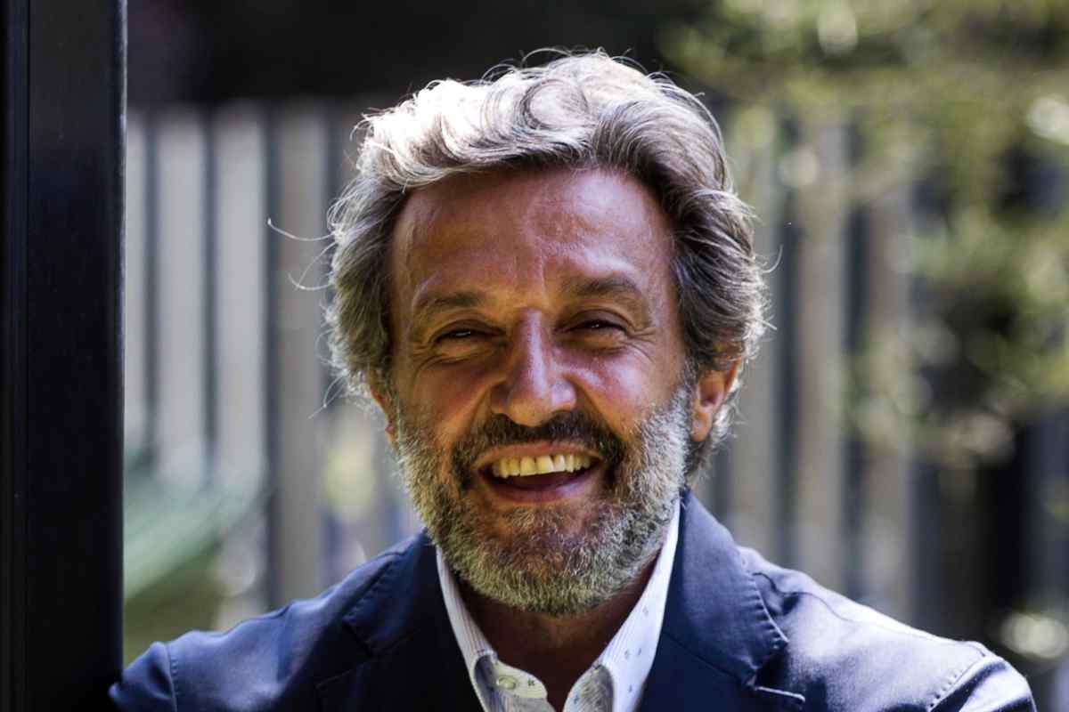Flavio Insinna sorride