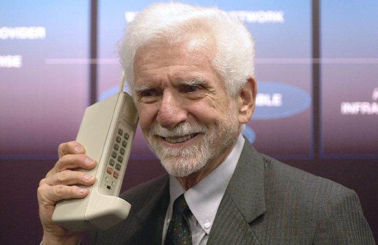Primo piano dell'ingegnere Martin Cooper mentre usa un cellulare Motorola DynaTac