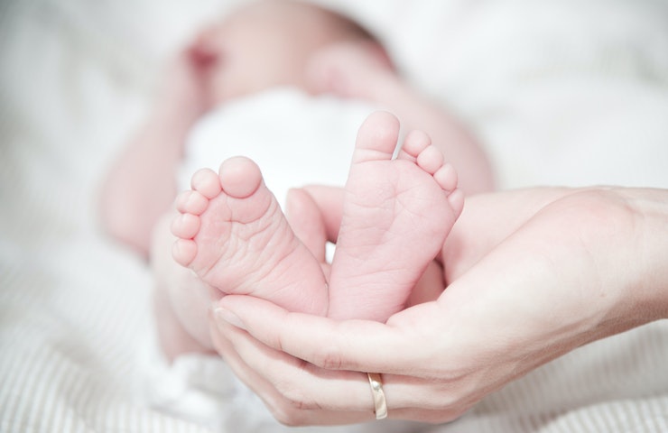 Primo piano sui piedini di un neonato