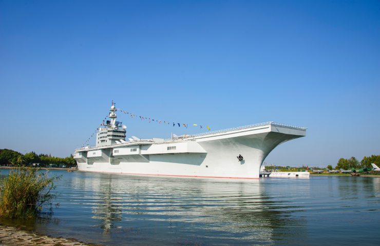 Nave militare cinese in un corso d'acqua