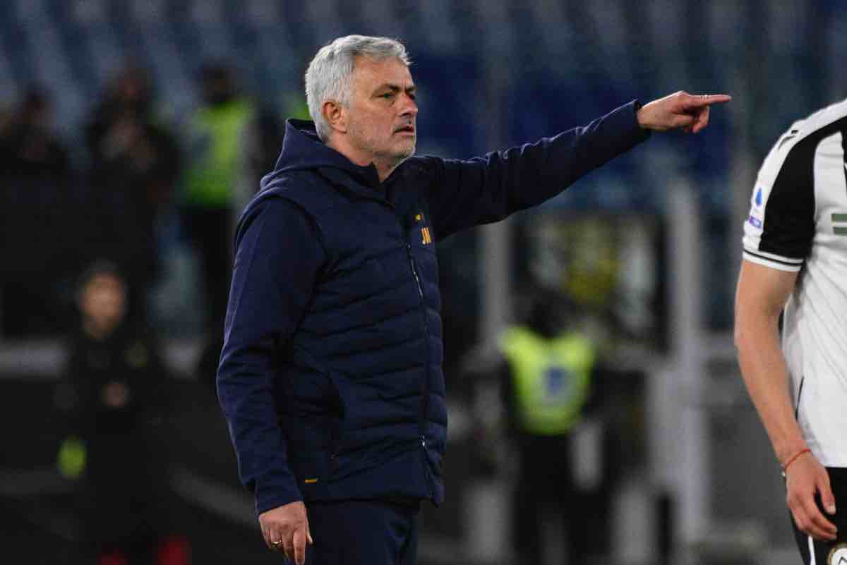 Josè Mourinho dà indicazioni da bordocampo 