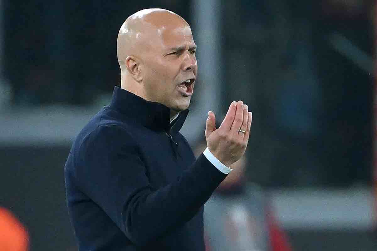 Arne Slot pensieroso in campo