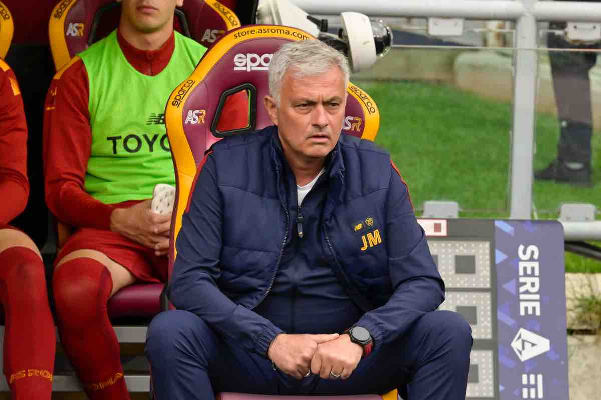 Josè Mourinho pensieroso