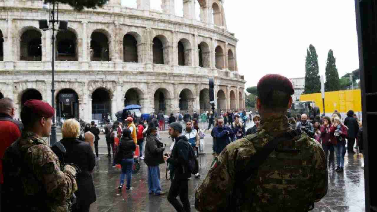 Operazione strade sicure davanti al Colosseo
