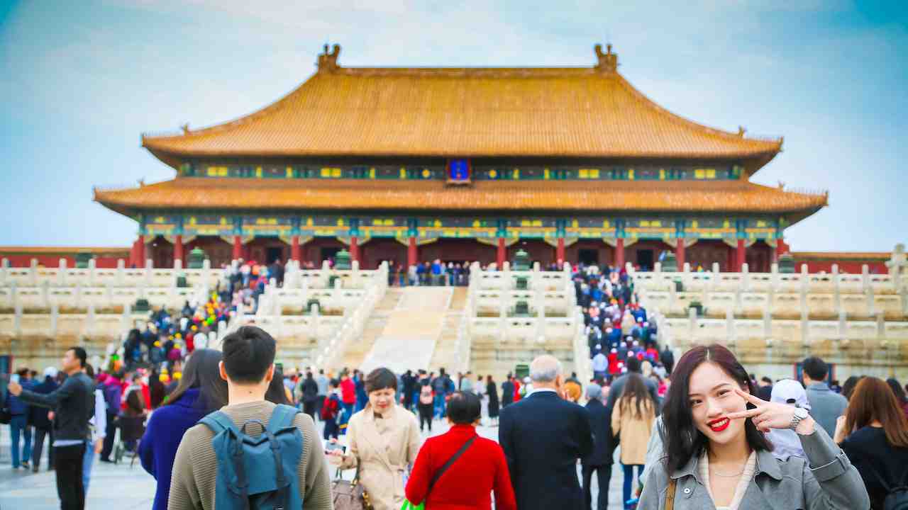 Uomini e donne cinesi davanti a un tempio a Dongcheng Qu, Beijing Shi, in Cina
