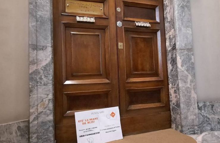 Bollettino della LAV alle porte dell'ufficio di Fugatti, Presidente della Provincia Autonoma di Trento