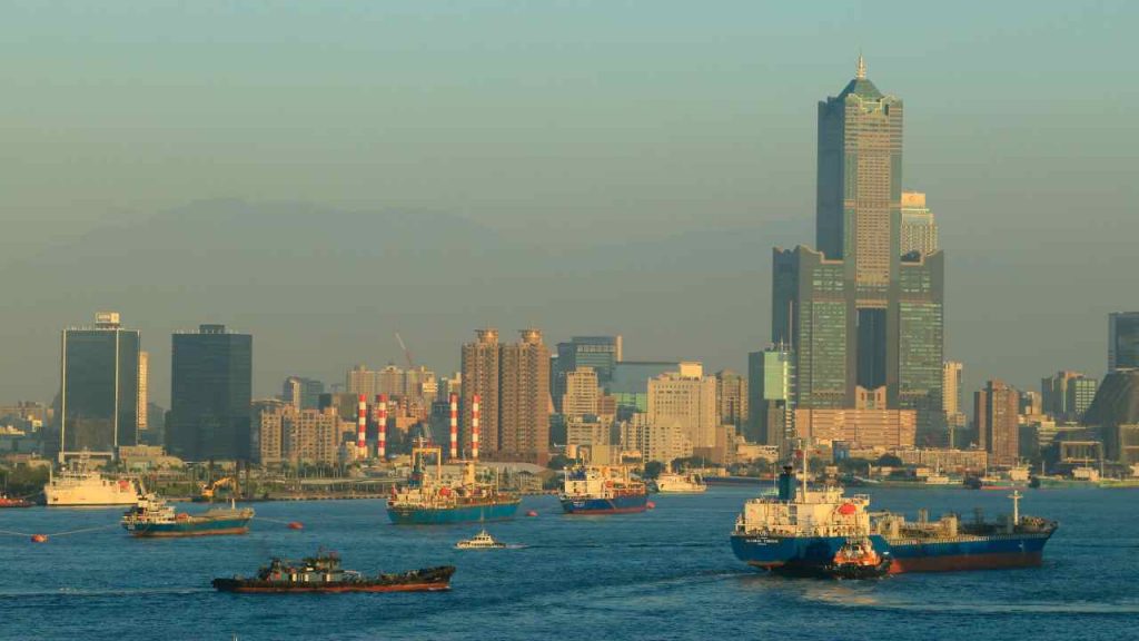 Vista della città dal porto di Taiwan