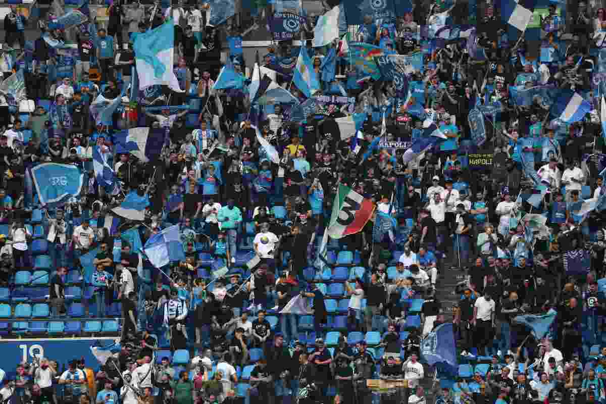 tifosi applaudono dopo napoli salernitana