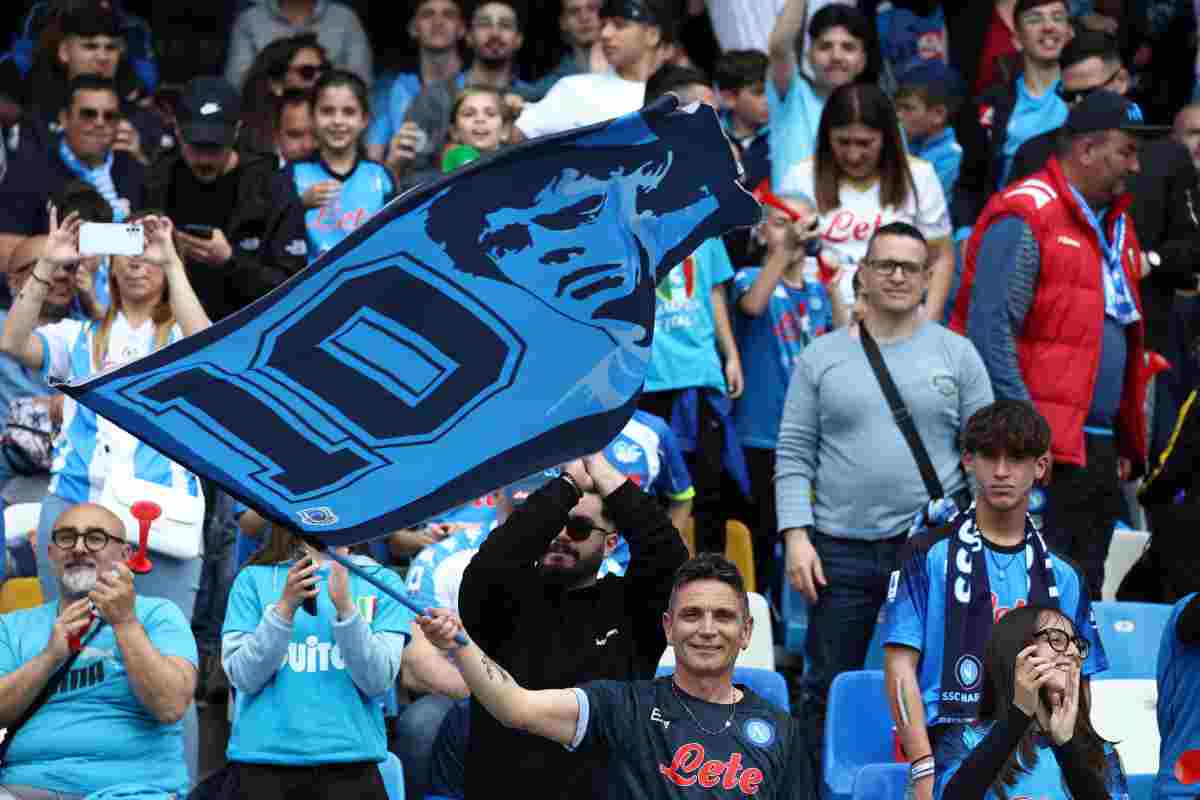 tifosi applaudono dopo napoli salernitana