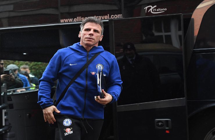 Gianfranco Zola in divisa del Chelsea mentre scende dal bus della squadra