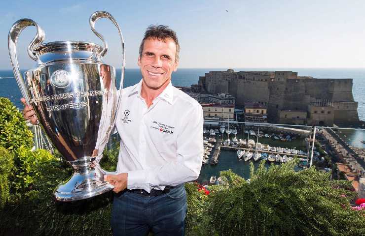 Gianfranco Zola mentre alza la Champions League da ambasciatore