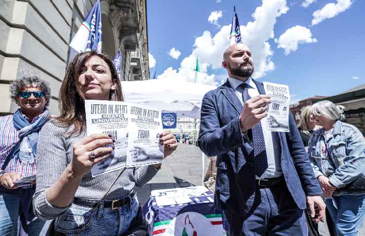 Augusta Montaruli durante una raccolta di firme contro la maternità surrogata