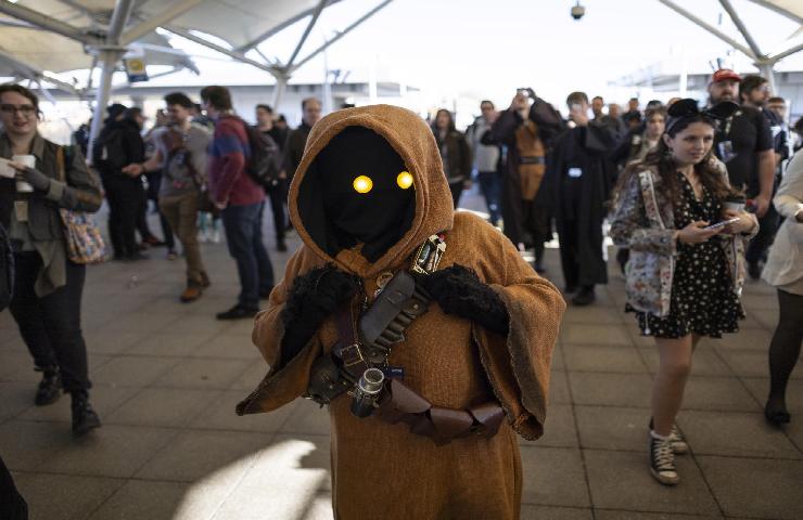 Cosplayer vestito da Jawa