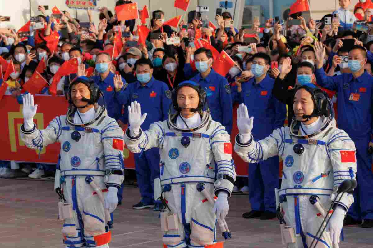 Astronauti cinesi salutano la folla prima di partire