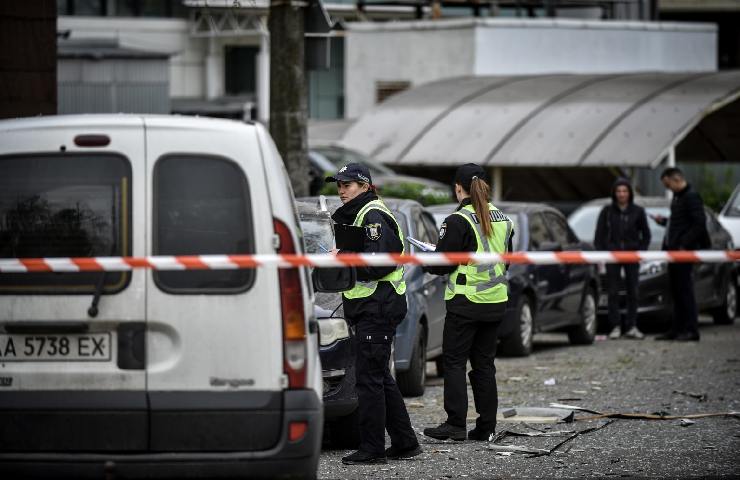 I detriti di un edificio danneggiato a Kiev