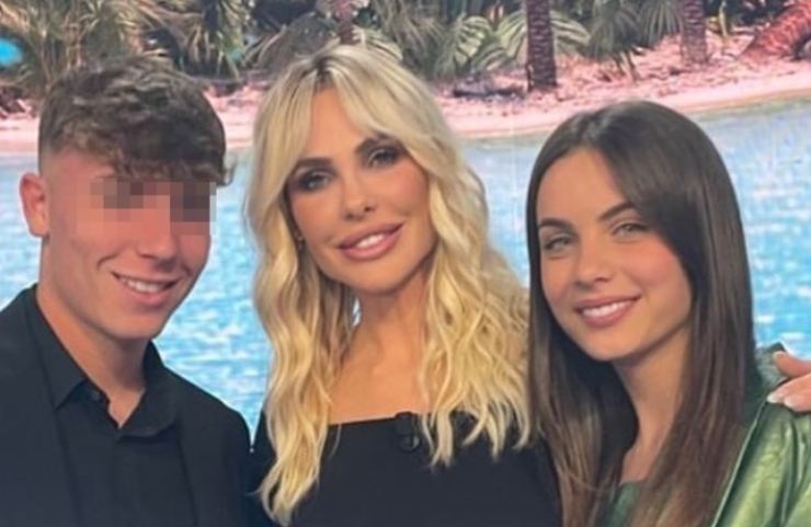 Ilary Blasi, Cristian Totti e Melissa Monti sorridenti