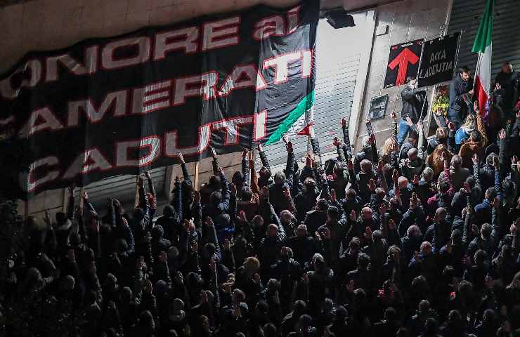 Saluto romano davanti alla sede di Casapound 