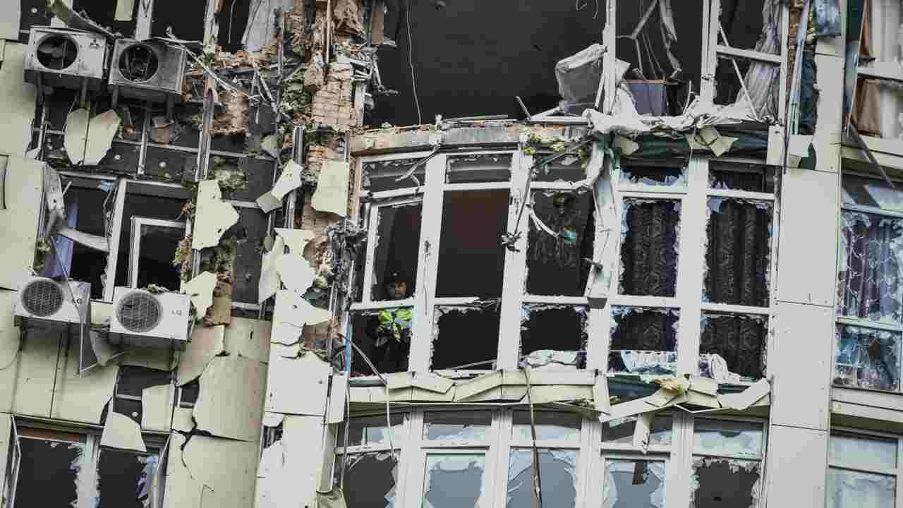Ucraina, appartamento di Kiev danneggiato da un attacco