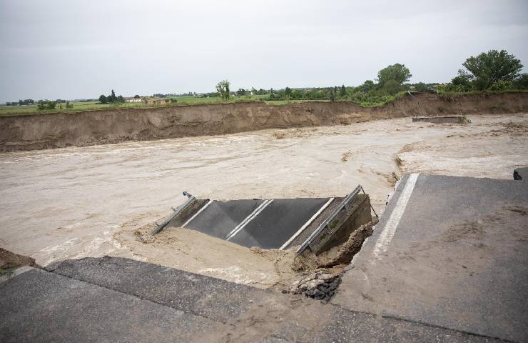 Un ponte crollato in Emilia Romagna
