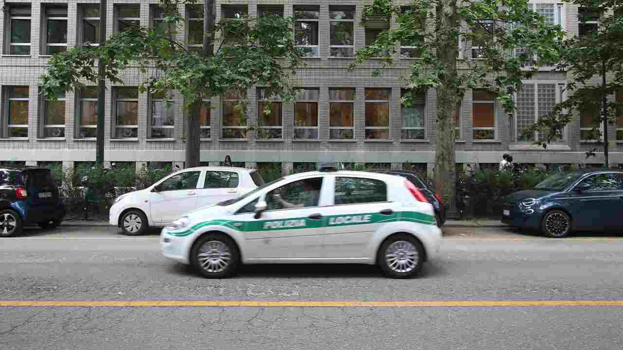 Un'auto della polizia locale