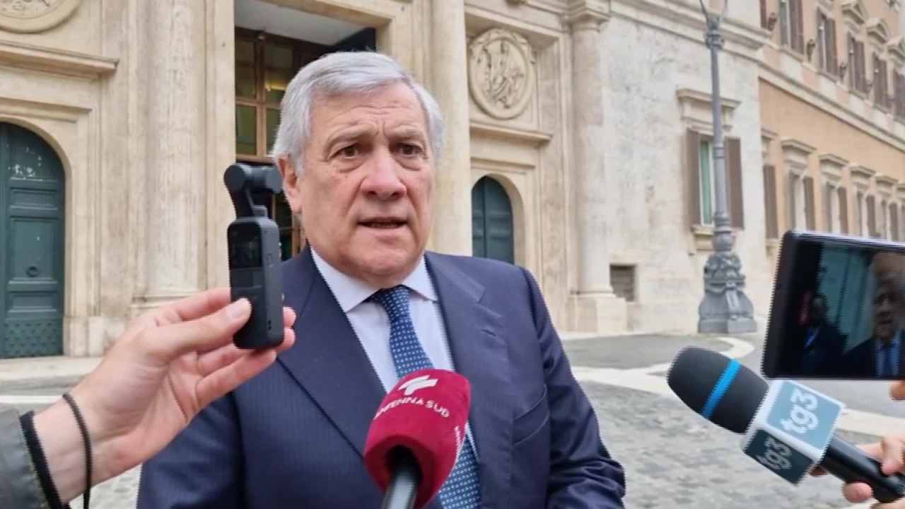 Il Ministro degli Esteri Antonio Tajani fuori da Montecitorio